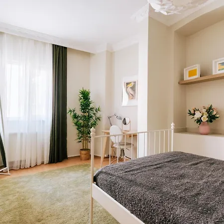 Apartment Urban With Balcony • Close To Taksim *